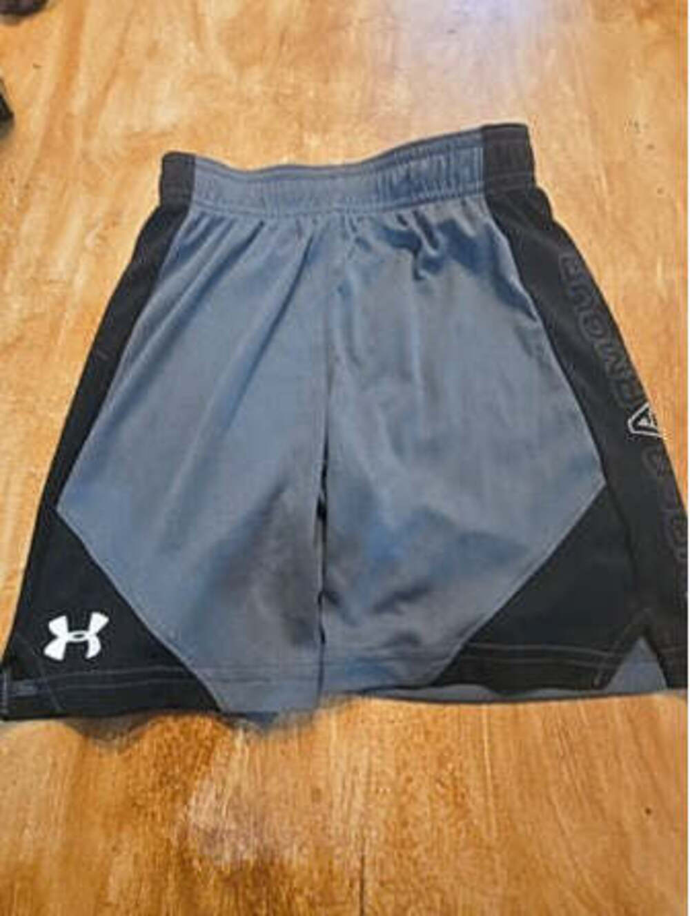 Grey/black Under armour Shorts, 6 B